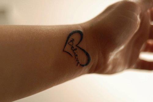 tatuagem-de-coração-no-pulso.